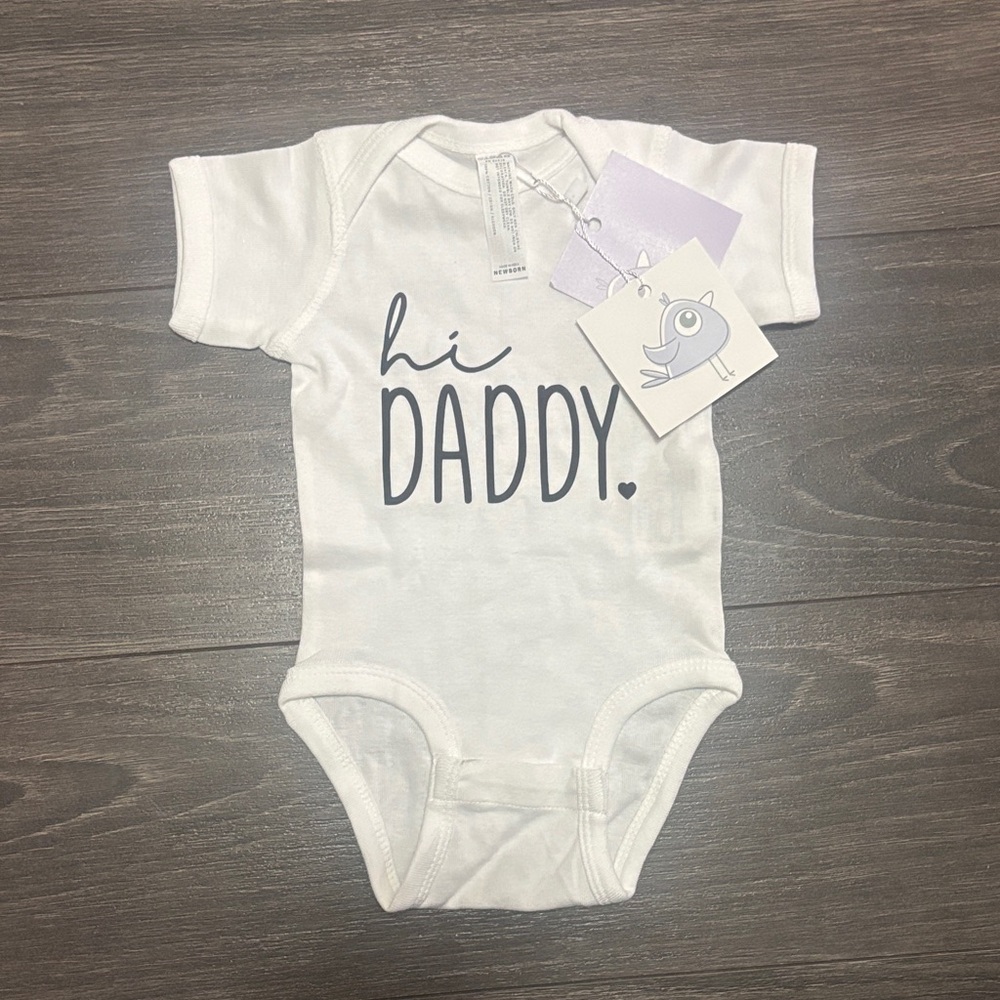 White Baby Onesie with 'Hi Daddy' Print